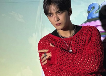 김재중이 ‘BEAUTY IN CHAOS’ 투어 무대에서 열정적으로 노래하고 있다