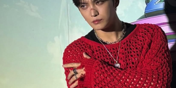 김재중이 ‘BEAUTY IN CHAOS’ 투어 무대에서 열정적으로 노래하고 있다