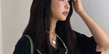 배우 김사랑이 일상 속에서 자연스럽게 미소를 짓고 있다