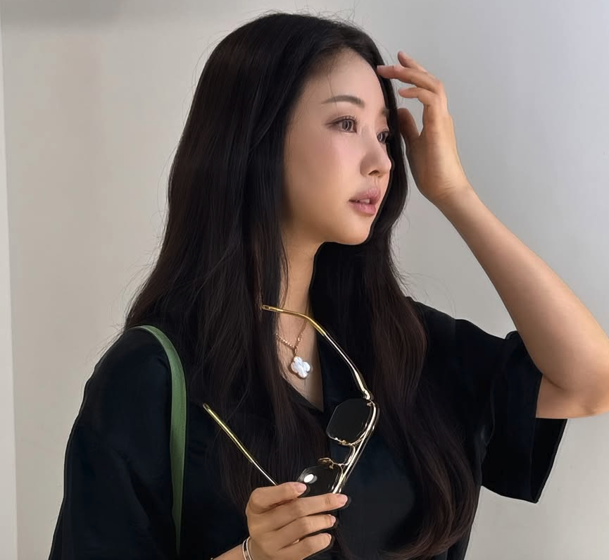 김사랑, 인스타그램 일상 컷에서 여유로운 미소 배우 김사랑이 일상 속에서 자연스럽게 미소를 짓고 있다