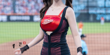 SSG 랜더스 경기 중 치어리더 김도아가 미소를 지으며 응원 무대를 펼치고 있다