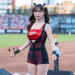 SSG 랜더스 경기 중 치어리더 김도아가 미소를 지으며 응원 무대를 펼치고 있다