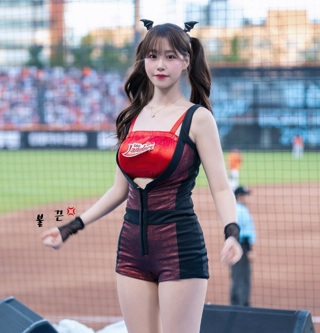 김도아, 랜더스 경기장에서의 열정적인 무대 SSG 랜더스 경기 중 김도아가 미소를 지으며 응원을 선보이고 있다