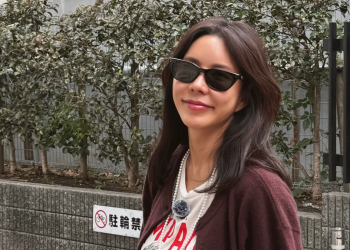 도쿄 거리에서 포즈를 취한 김준희의 근황 사진