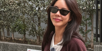 도쿄 거리에서 포즈를 취한 김준희의 근황 사진