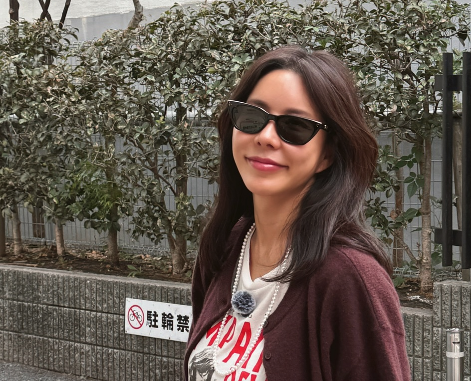 도쿄 거리에서 포즈를 취한 김준희의 근황 사진