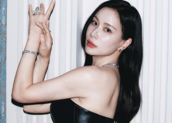 루이 비통 행사장에서 포즈를 취한 배우 고소영