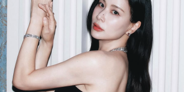 루이 비통 행사장에서 포즈를 취한 배우 고소영