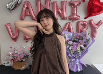 권진아가 2025 팬미팅 현장에서 미소를 지으며 팬들에게 인사하고 있다