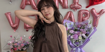 권진아가 2025 팬미팅 현장에서 미소를 지으며 팬들에게 인사하고 있다