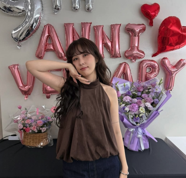 권진아, 데뷔 9주년 팬미팅 현장 공개 권진아가 2025 팬미팅 현장에서 미소를 지으며 팬들에게 인사하고 있다