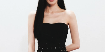 이다희, 코스모폴리탄 화보로 전한 자신감의 메시지…“완벽보다 진심으로” | 이슈모어 배우 이다희가 코스모폴리탄 화보 촬영장에서 포즈를 취하고 있다