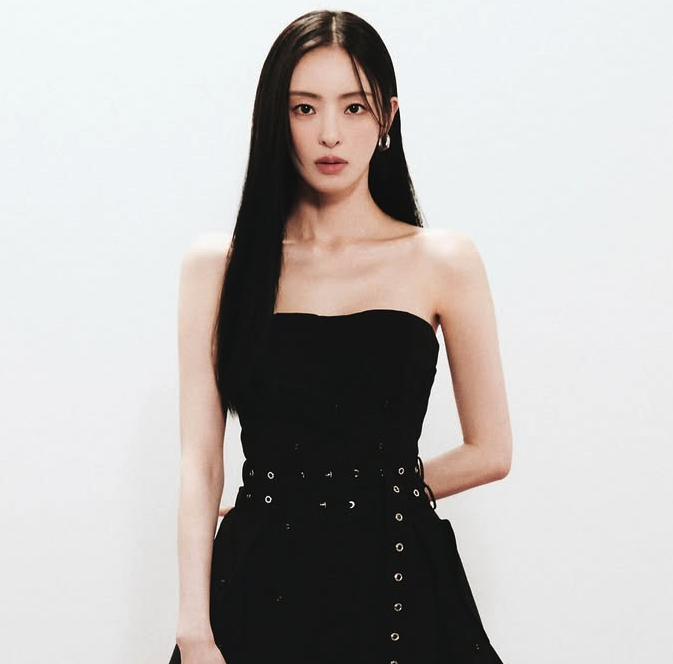 이다희, 코스모폴리탄 2025 화보에서 우아한 매력 발산 배우 이다희가 코스모폴리탄 화보 촬영장에서 포즈를 취하고 있다