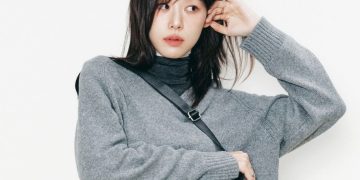 리드볼트 화보 촬영 중 포즈를 취하는 이주명