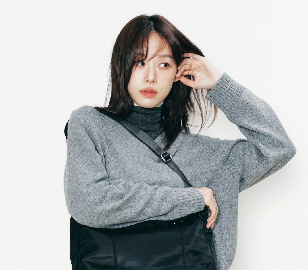 이주명, 화보 현장에서 세련된 분위기를 보여주는 순간 촬영 현장에서 포즈를 취하고 있는 배우 이주명