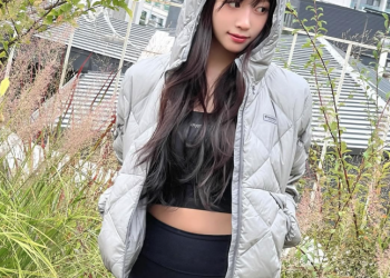 이미주가 디스커버리 경량패딩 화보 촬영 중 모델 포즈를 취하고 있다