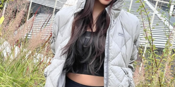 이미주가 디스커버리 경량패딩 화보 촬영 중 모델 포즈를 취하고 있다