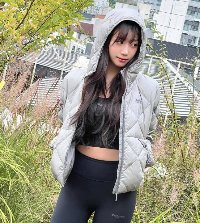 이미주, 디스커버리 경량패딩 화보 이미주가 디스커버리 경량패딩 화보 촬영 중 포즈를 취하고 있다