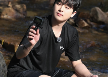 이찬원이 인스타그램에 올린 휴가 중 포즈