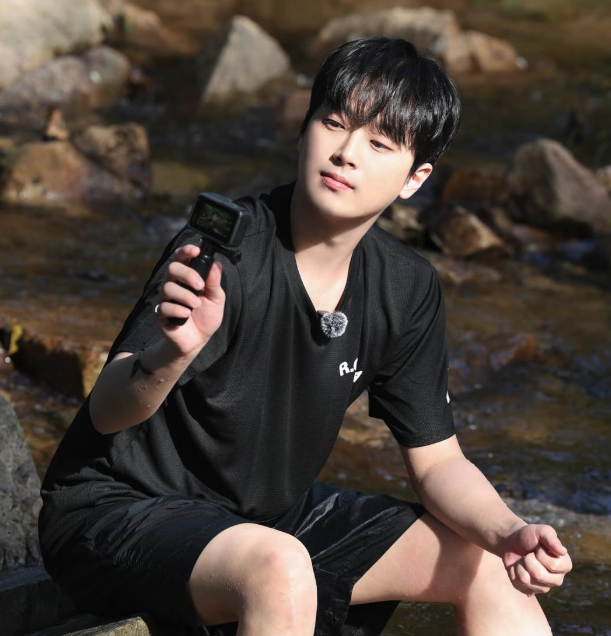 이찬원, 인스타그램 속 휴식의 순간 공개 자연 속에서 미소 짓는 이찬원의 모습