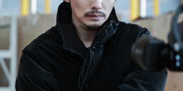 촬영 중 집중한 표정으로 모니터를 확인하는 배우 이동휘