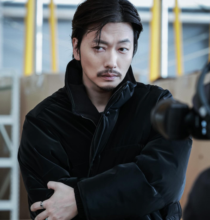 이동휘, 촬영 현장에서 보여준 몰입의 순간 촬영 중 집중한 표정으로 모니터를 확인하는 배우 이동휘