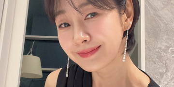 명세빈이 짧은 머리로 변신한 뒤 거울 앞에서 미소 짓고 있다