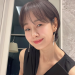 명세빈이 짧은 머리로 변신한 뒤 거울 앞에서 미소 짓고 있다
