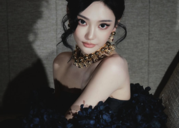 에스파 닝닝이 VOGUE FORCES OF FASHION 2025 행사에서 세련된 포즈를 선보이고 있다