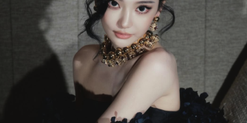 에스파 닝닝이 VOGUE FORCES OF FASHION 2025 행사에서 세련된 포즈를 선보이고 있다