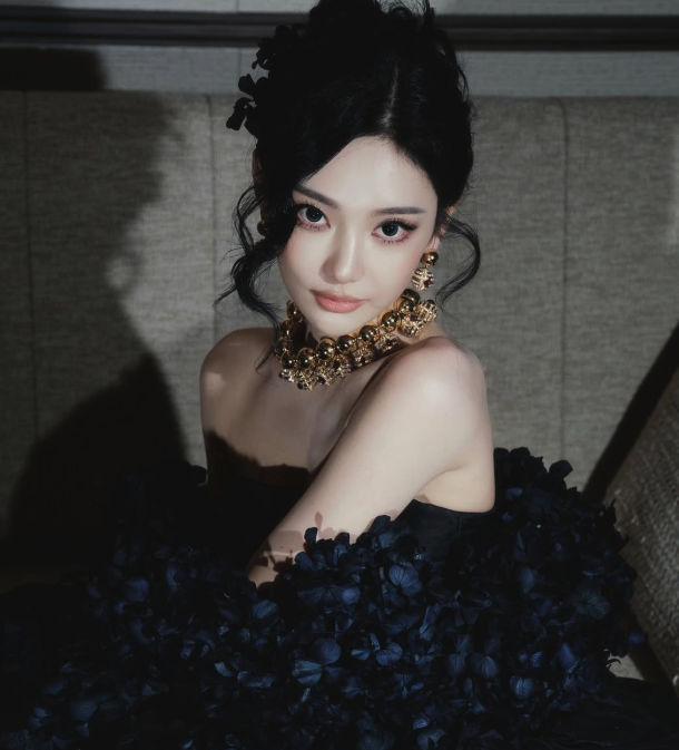 닝닝, 보그 포스 오브 패션 2025에서 물오른 미모와 스타일 선보여 에스파 닝닝이 VOGUE FORCES OF FASHION 2025 행사에서 세련된 포즈를 선보이고 있다