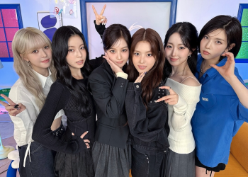 엔믹스가 ‘Blue Valentine’ 컴백을 앞두고 카운트다운 라이브 현장에서 포즈를 취하고 있다