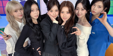 엔믹스가 ‘Blue Valentine’ 컴백을 앞두고 카운트다운 라이브 현장에서 포즈를 취하고 있다