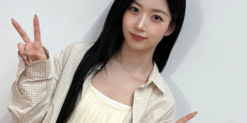 엔믹스 오해원이 단독 화보 촬영에서 미소를 짓고 있는 모습