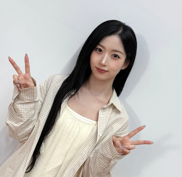 엔믹스 오해원, 단독 화보에서 보여준 자연스러운 매력 엔믹스 오해원이 단독 화보 촬영에서 미소를 짓고 있는 모습