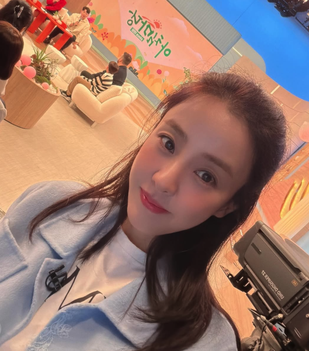 박은혜, KBS1TV 아침마당 출연 전 대기실 모습 KBS1TV 아침마당 출연을 앞둔 박은혜가 방송 준비를 하고 있다