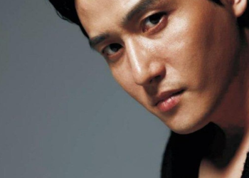 배우 박해준이 카메라를 바라보며 차분한 표정으로 포즈를 취하고 있다