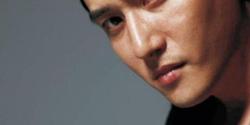 배우 박해준이 카메라를 바라보며 차분한 표정으로 포즈를 취하고 있다