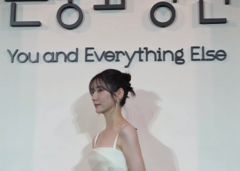 넷플릭스 ‘은중과 상연’ 포토월에서 포즈를 취하는 박지현