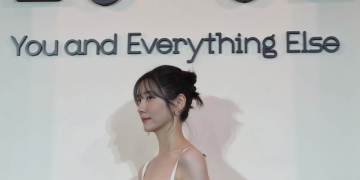 넷플릭스 ‘은중과 상연’ 포토월에서 포즈를 취하는 박지현