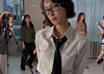 촬영 중 짬을 이용해 셀카를 찍고 있는 류혜영의 자연스러운 모습