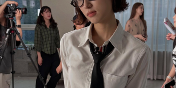 촬영 중 짬을 이용해 셀카를 찍고 있는 류혜영의 자연스러운 모습