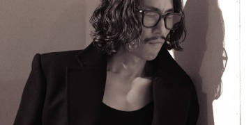 영화 굿뉴스 화보 비하인드에서 카리스마 넘치는 눈빛을 보여주는 류승범