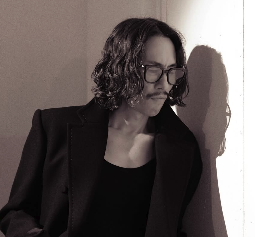 류승범, 영화 굿뉴스 비하인드 화보에서 보여준 강렬한 존재감 굿뉴스 화보 비하인드에서 깊은 눈빛으로 캐릭터를 표현하는 배우 류승범