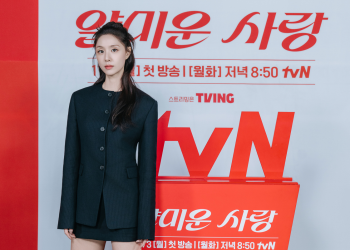 배우 서지혜가 tvN 드라마 ‘얄미운 사랑’ 제작발표회 현장에서 미소를 짓고 있다