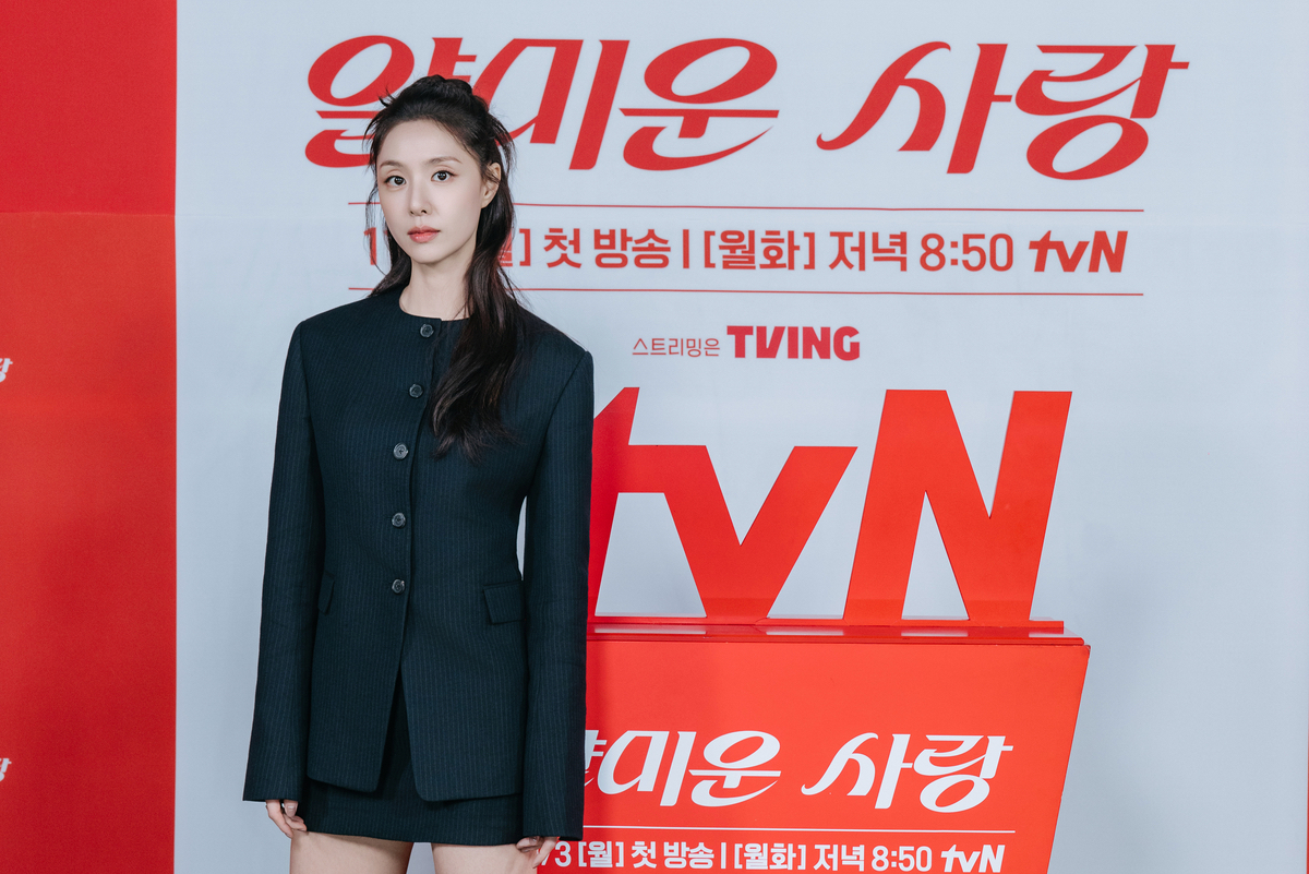 서지혜, 얄미운 사랑 제작발표회 참석 서지혜가 tvN 드라마 얄미운 사랑 제작발표회 현장에서 포즈를 취하고 있다