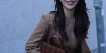 배우 신혜선이 맥스마라 화보 촬영장에서 클래식한 코트를 입고 포즈를 취하고 있다