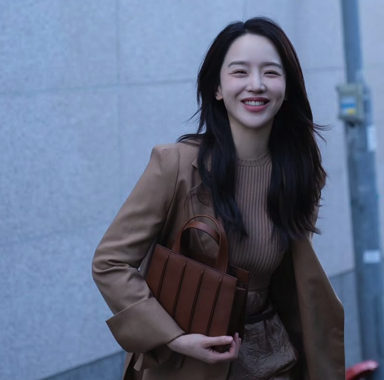 신혜선, 맥스마라 화보에서 우아함과 자신감의 균형을 담다 배우 신혜선이 맥스마라 화보 촬영장에서 클래식한 코트를 입고 포즈를 취하고 있다