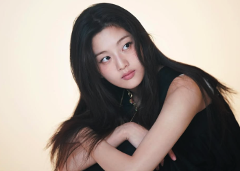 배우 신은수가 최근 화보 촬영에서 성숙한 매력을 선보이고 있다