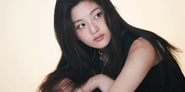 배우 신은수가 최근 화보 촬영에서 성숙한 매력을 선보이고 있다